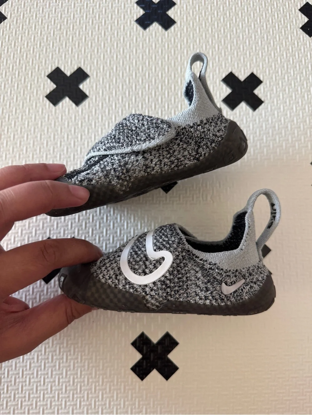Nike Swoosh 1 flyknit infant black/white/wolf gray sneakers size 7C